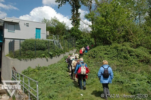 065_gruppe_ueber_bruecke_2010.jpg